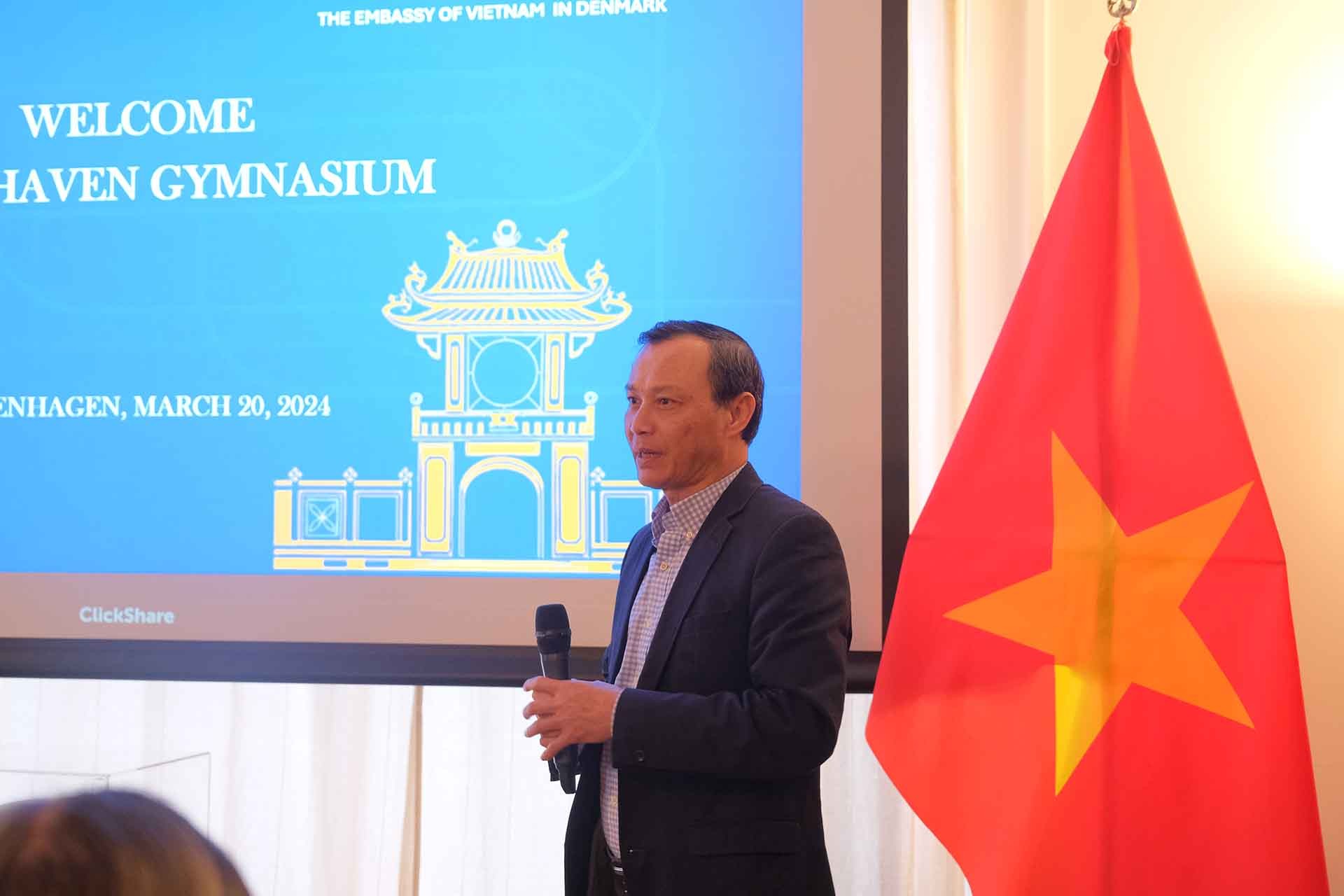 Đại sứ Lương Thanh Nghị giới thiệu về Việt Nam.