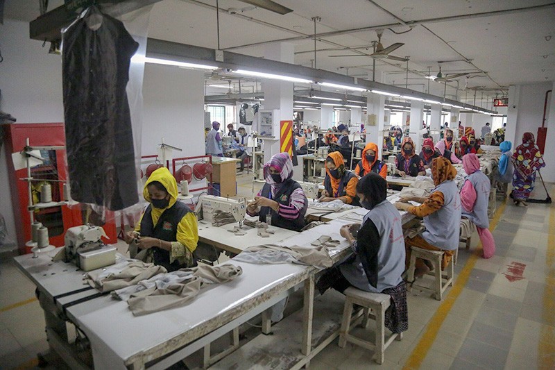 Công nhân làm việc tại một nhà máy may ở Gazipur, Bangladesh vào ngày 16/4/2023. Ảnh: Bloomberg