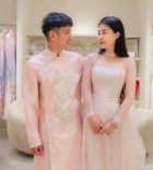 Hậu vệ Nguyễn Phong Hồng Duy thử áo dài cưới với bạn gái quê Gia Lai