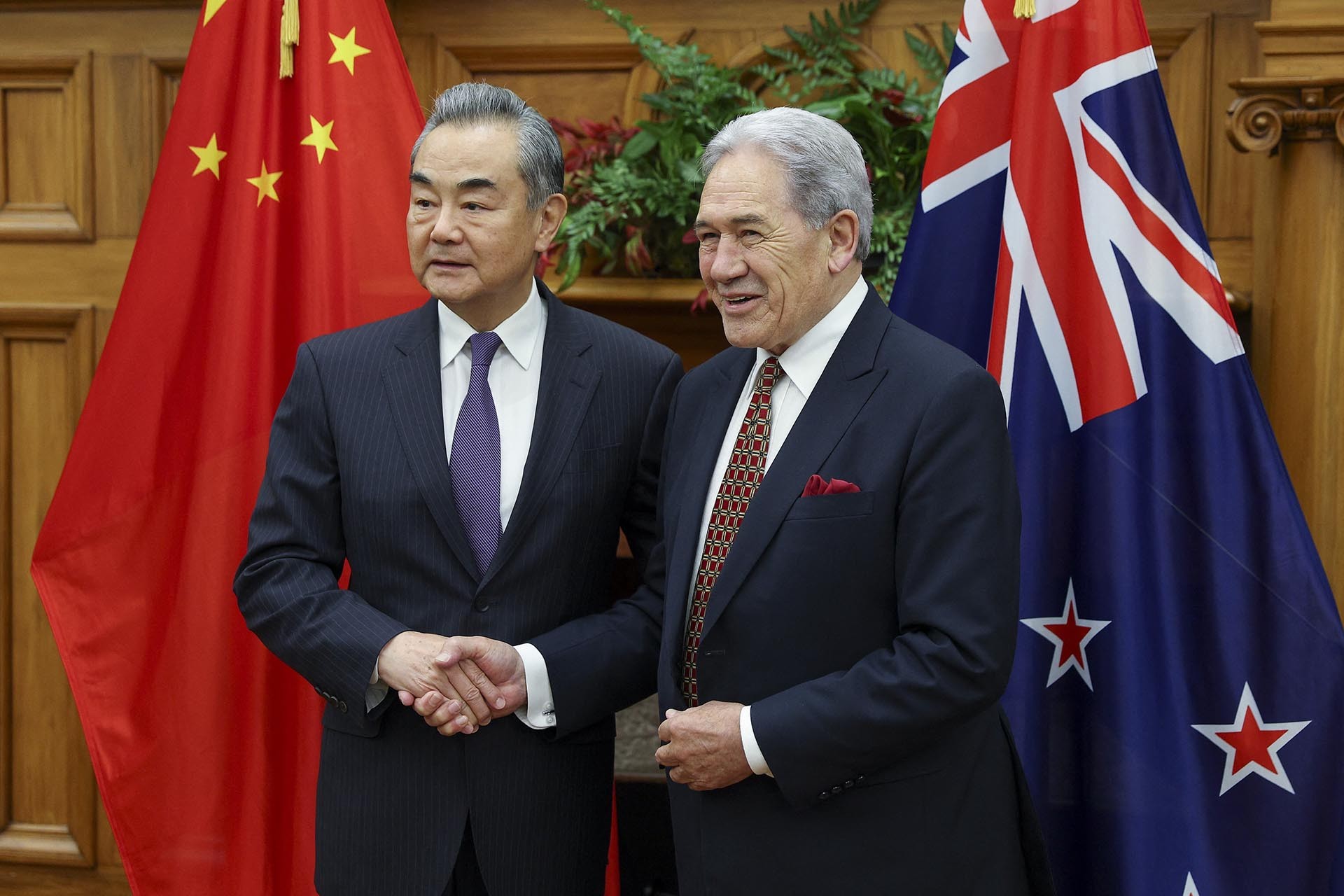 Ngoại trưởng Trung Quốc Vương Nghị (trái) trong cuộc gặp Phó Thủ tướng kiêm Bộ trưởng Ngoại giao New Zealand Winston Peters ở Wellington ngày 18/3. (Nguồn: AFP)