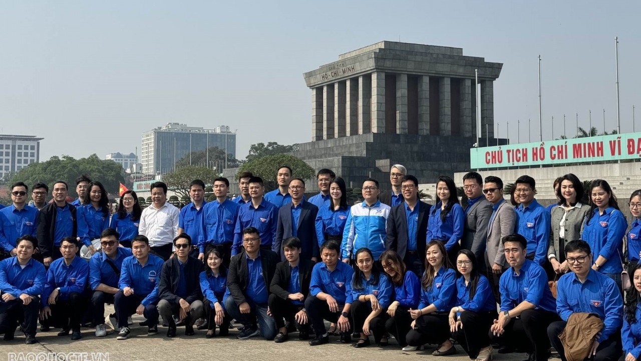 Thanh niên Đoàn khối các cơ quan Trung ương vào Lăng viếng Chủ tịch Hồ Chí Minh