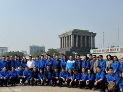 Thanh niên Đoàn khối các cơ quan Trung ương vào Lăng viếng Chủ tịch Hồ Chí Minh