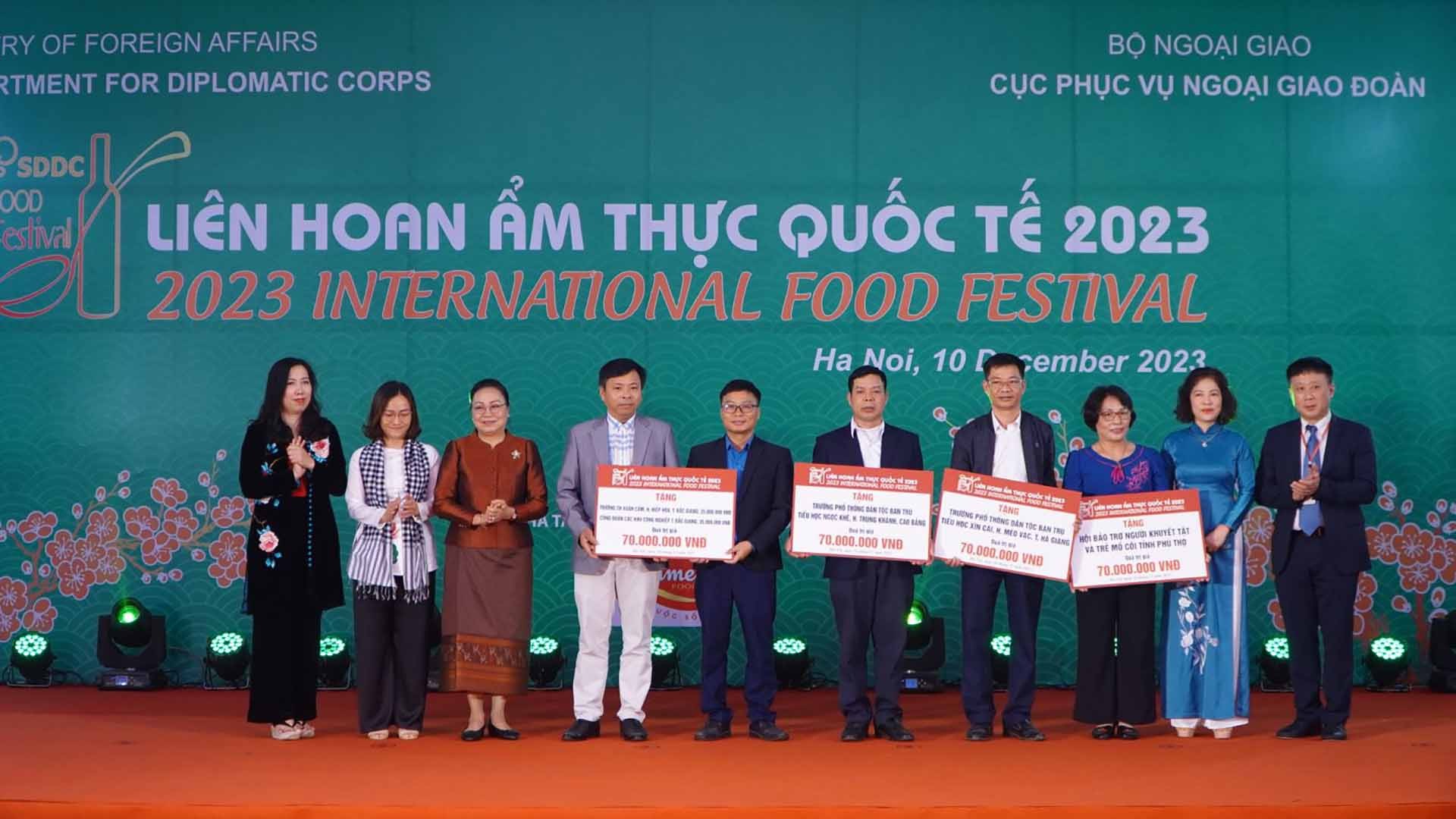 Đại sứ Lào Khamphao Ernthavanh (thứ ba từ trái) tham gia hoạt động trong khuôn khổ Liên hoan ẩm thực  quốc tế 2023. (Ảnh: Tuấn Việt)