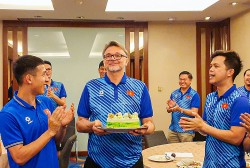 Thành viên đội tuyển Việt Nam chúc mừng sinh nhật HLV Philippe Troussier