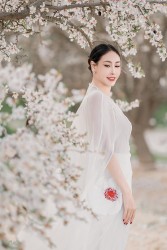 Hoa hậu Hà Kiều Anh đẹp mong manh dưới tán hoa hạnh nhân