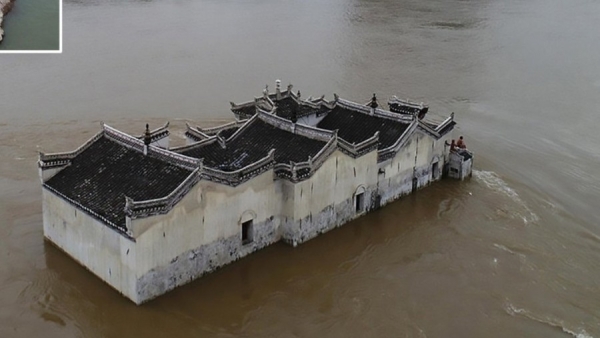 Ngôi chùa cổ hơn 700 năm đứng vững giữa dòng nước chảy xiết