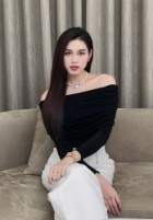 Sao Việt: Hoa hậu Đỗ Thị Hà vai trần gợi cảm, siêu mẫu Thanh Hằng 'lên đồ' năng động