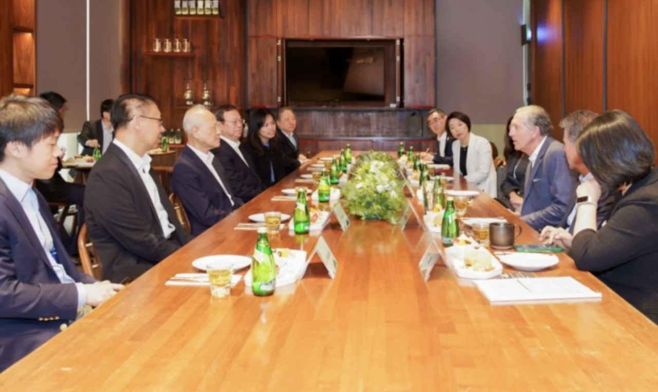 Cui Tiankai, cựu đại sứ Trung Quốc tại Mỹ, gặp cựu Giám đốc điều hành Starbucks Howard Schultz tại Thượng Hải vào thứ Sáu. Ảnh: Twitter/ ShanghaiEye