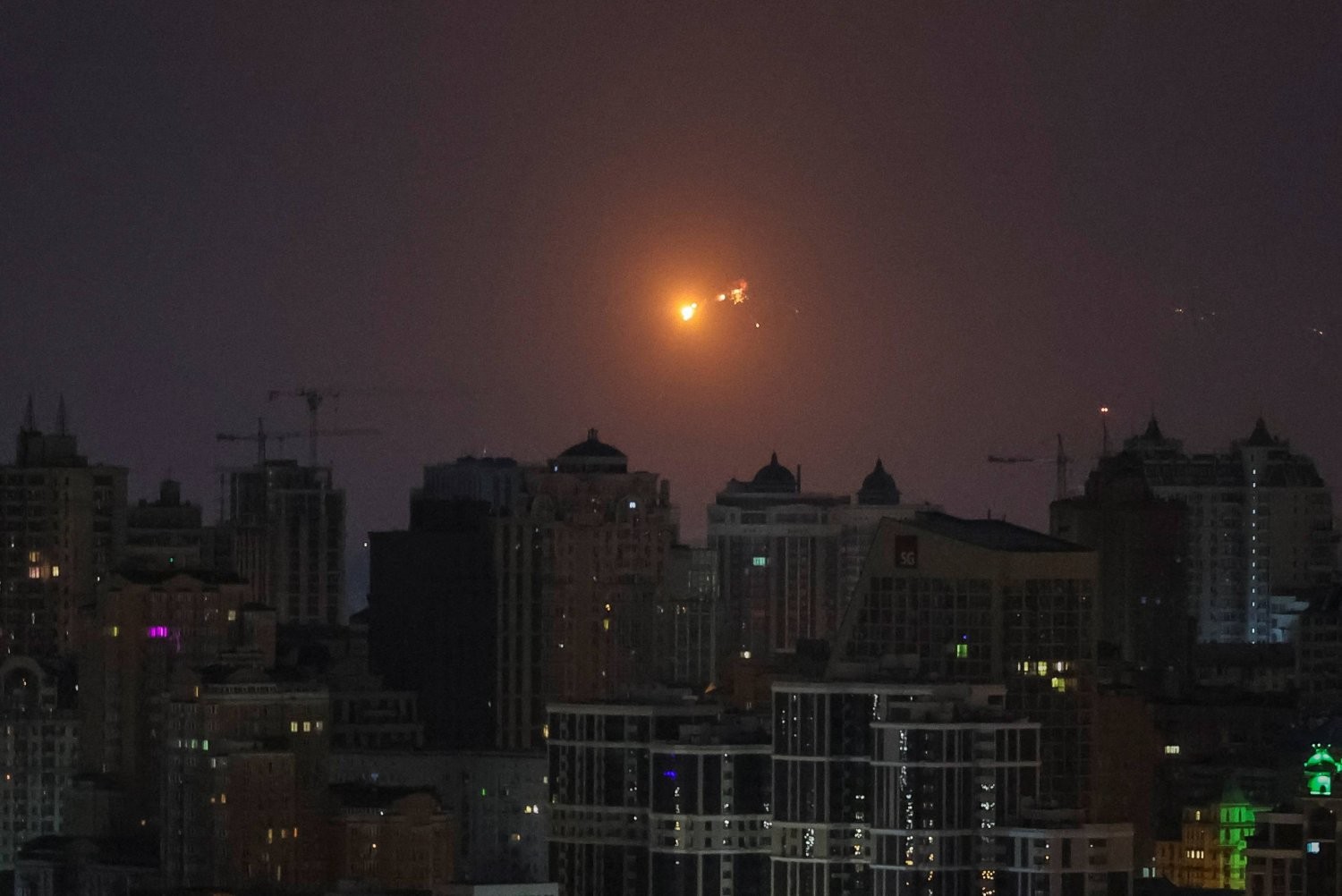 Một vụ nổ tên lửa được nhìn thấy trên bầu trời thành phố trong một cuộc tấn công tên lửa của Nga, trong bối cảnh Nga tấn công Ukraine, ở Kiev, Ukraine ngày 24 tháng 3 năm 2024. REUTERS/Gleb Garanich