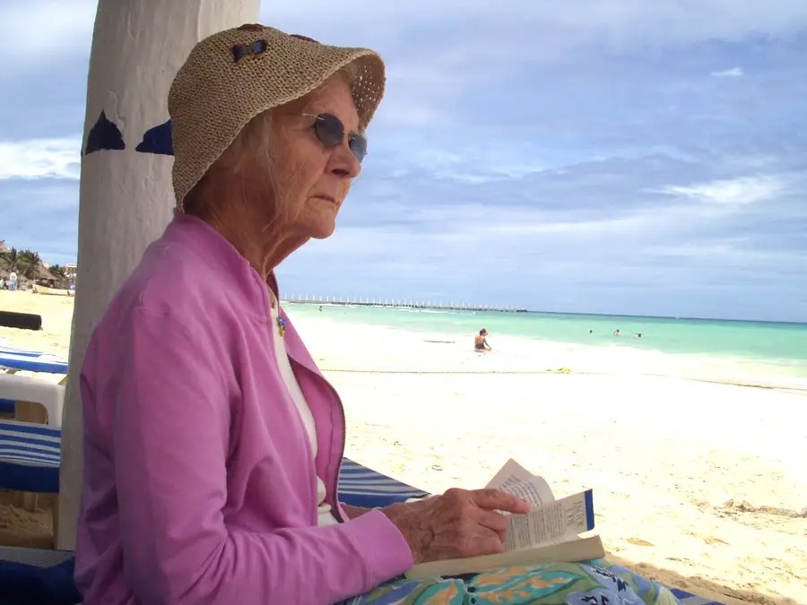 Cụ bà 100 tuổi thích đọc sách, viết thư, đi du lịch. Ảnh: Insider