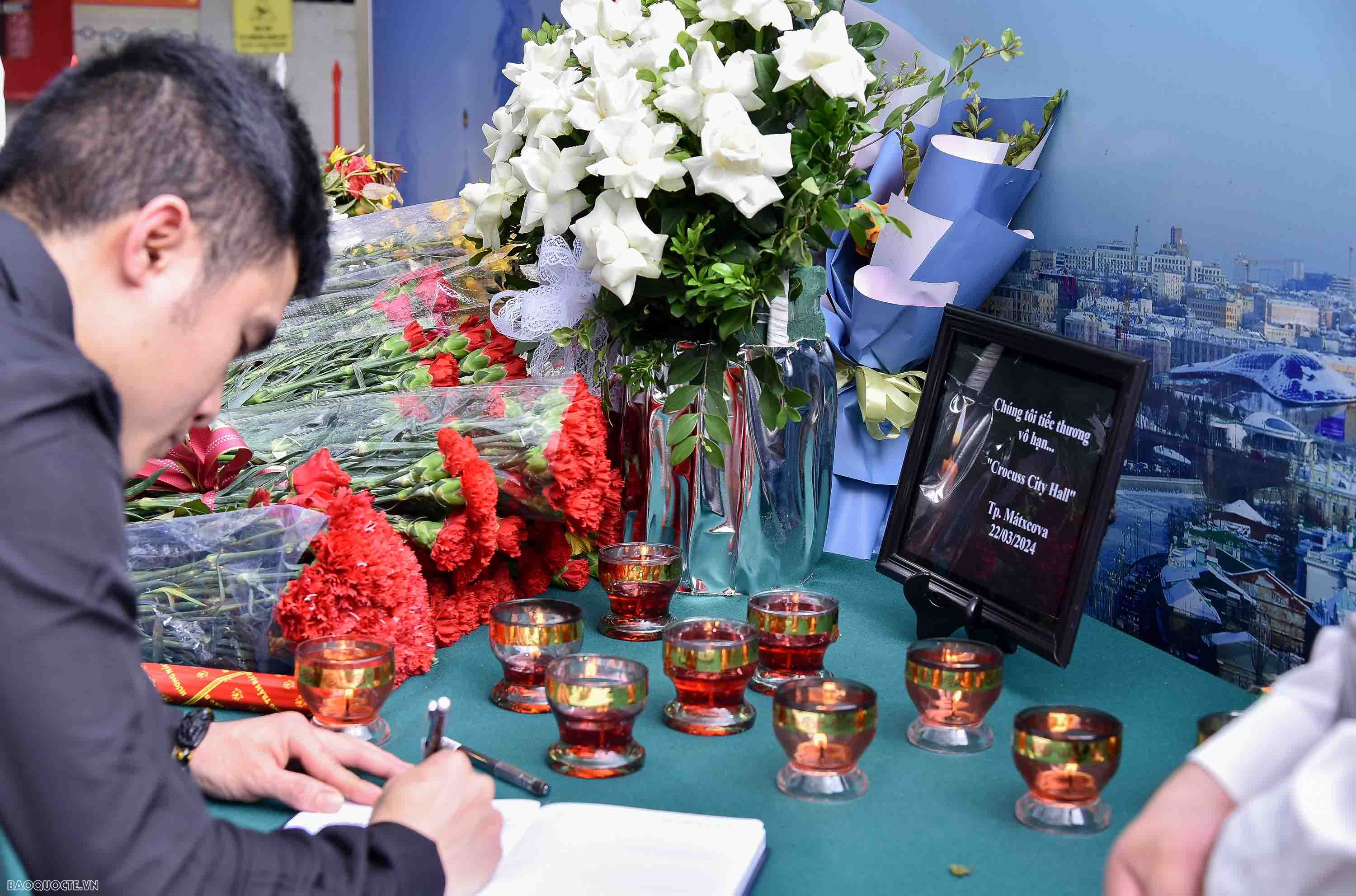 Lãnh đạo Bộ Ngoại giao ghi sổ tang tưởng niệm các nạn nhân trong vụ khủng bố tại Nga
