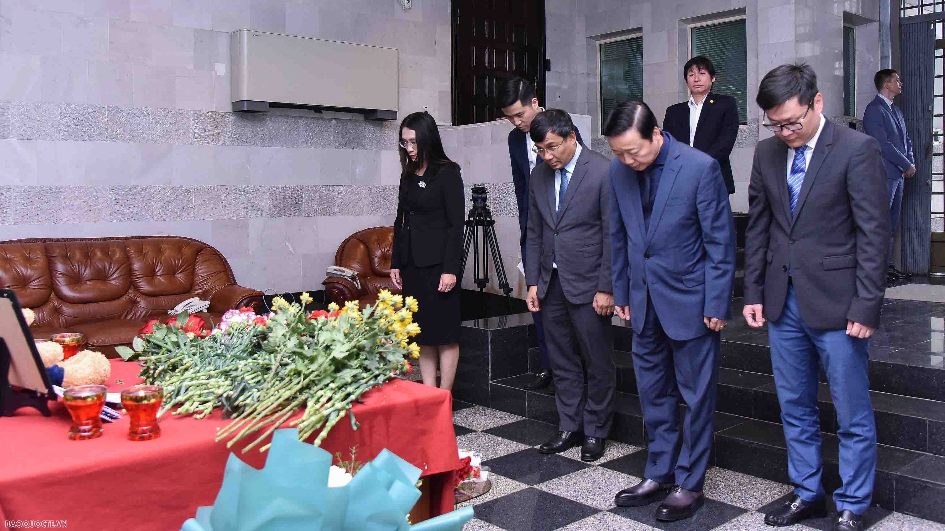 Phó Thủ tướng Trần Hồng Hà ghi sổ tang tưởng niệm các nạn nhân trong vụ khủng bố ở Nga