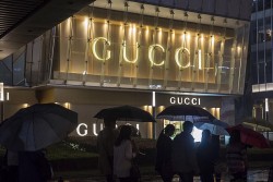 Gucci và nhiều hãng xa xỉ phẩm quốc tế 'gặp bão' tại Trung Quốc