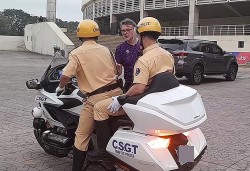 HLV Troussier tặng 2 cảnh sát giao thông vé mời xem trận đấu đội tuyển Việt Nam và Indonesia