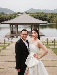 Gia đình Hoa hậu Hà Kiều Anh đồng điệu tông trắng chụp bộ ảnh kỷ niệm