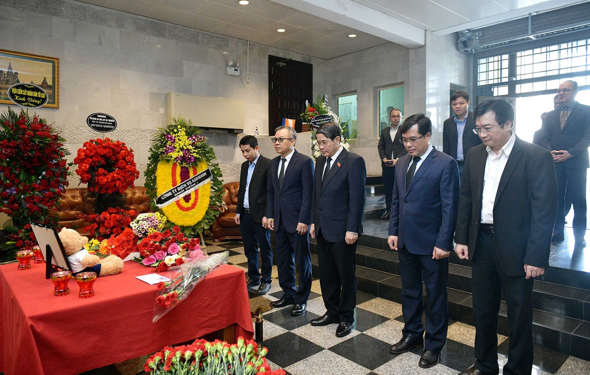Phó Chủ tịch Quốc hội Nguyễn Đức Hải cùng các đại biểu tưởng niệm các nạn nhân thiệt mạng trong vụ khủng bố tại Liên bang Nga. (Nguồn: Cổng Thông tin điện tử Quốc hội)