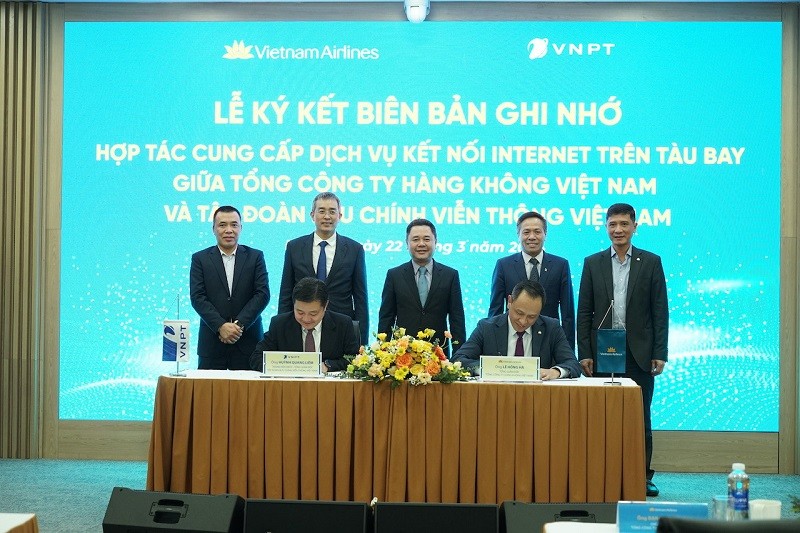 Lãnh đạo VNPT ký biên bản ghi nhớ cung cấp dịch vụ kết nối internet cho Vietnam Airlines