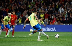 Hình ảnh diễn biến trận giao hữu đội tuyển Tây Ban Nha và Brazil