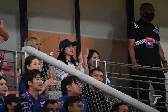 Hình ảnh Lisa BlackPink trên khán đài xem trận bóng đá Thái Lan và Hàn Quốc