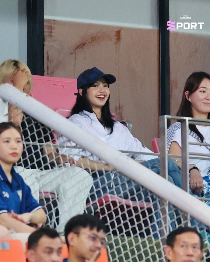 Hình ảnh Lisa BlackPink trên khán đài xem trận bóng đá Thái Lan và Hàn Quốc