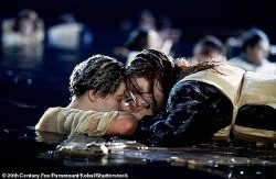 Phim Titanic: Bán đấu giá tấm ván gỗ thu về hơn 700.000 USD