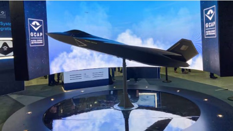 Mô hình máy bay chiến đấu mới của Chương trình Không quân Chiến đấu Toàn cầu do Anh, Nhật Bản và Ý dẫn đầu, được trưng bày tại sự kiện quốc phòng DSEI ở London vào ngày 12 tháng 9 năm 2023. © Reuters