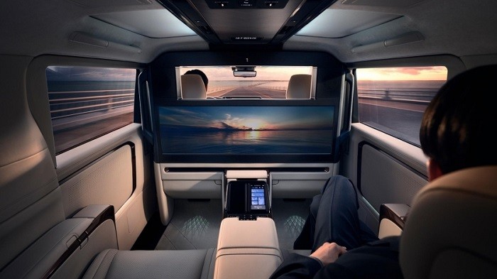 Cấu hình 4 chỗ của Lexus LM 500h 2024 sở hữu một màn hình kích thước lên tới 48 inch ở hàng ghế sau