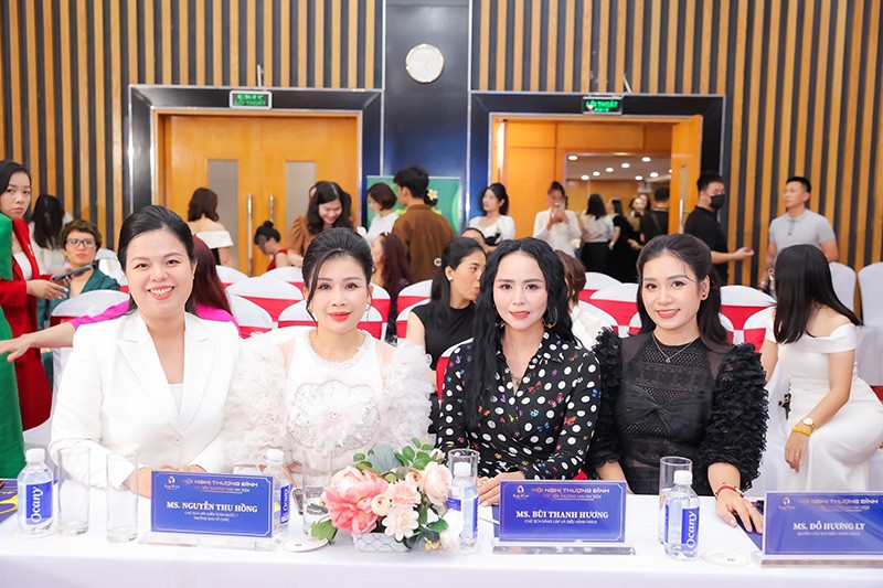 Nữ hoàng hoa hồng Bùi Thanh Hương (Thứ 2 từ phải sang) – Chủ tịch HWLN tham dự chương trình.