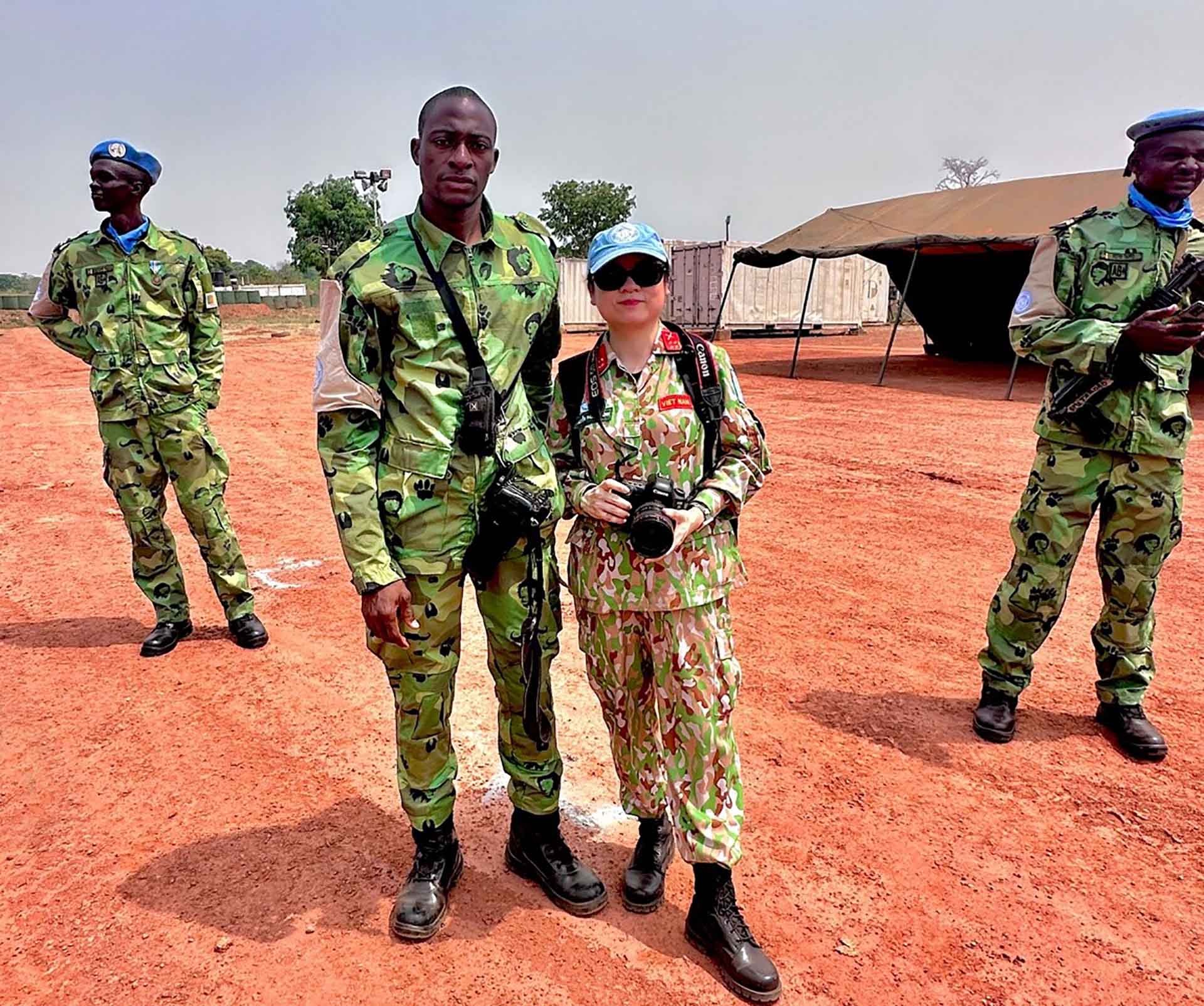 Đại úy Phương Linh cùng bạn bè quốc tế trong một lần công tác thực địa tại Tiểu đoàn Cameroon. (Nguồn: Cục GHBH Việt Nam)