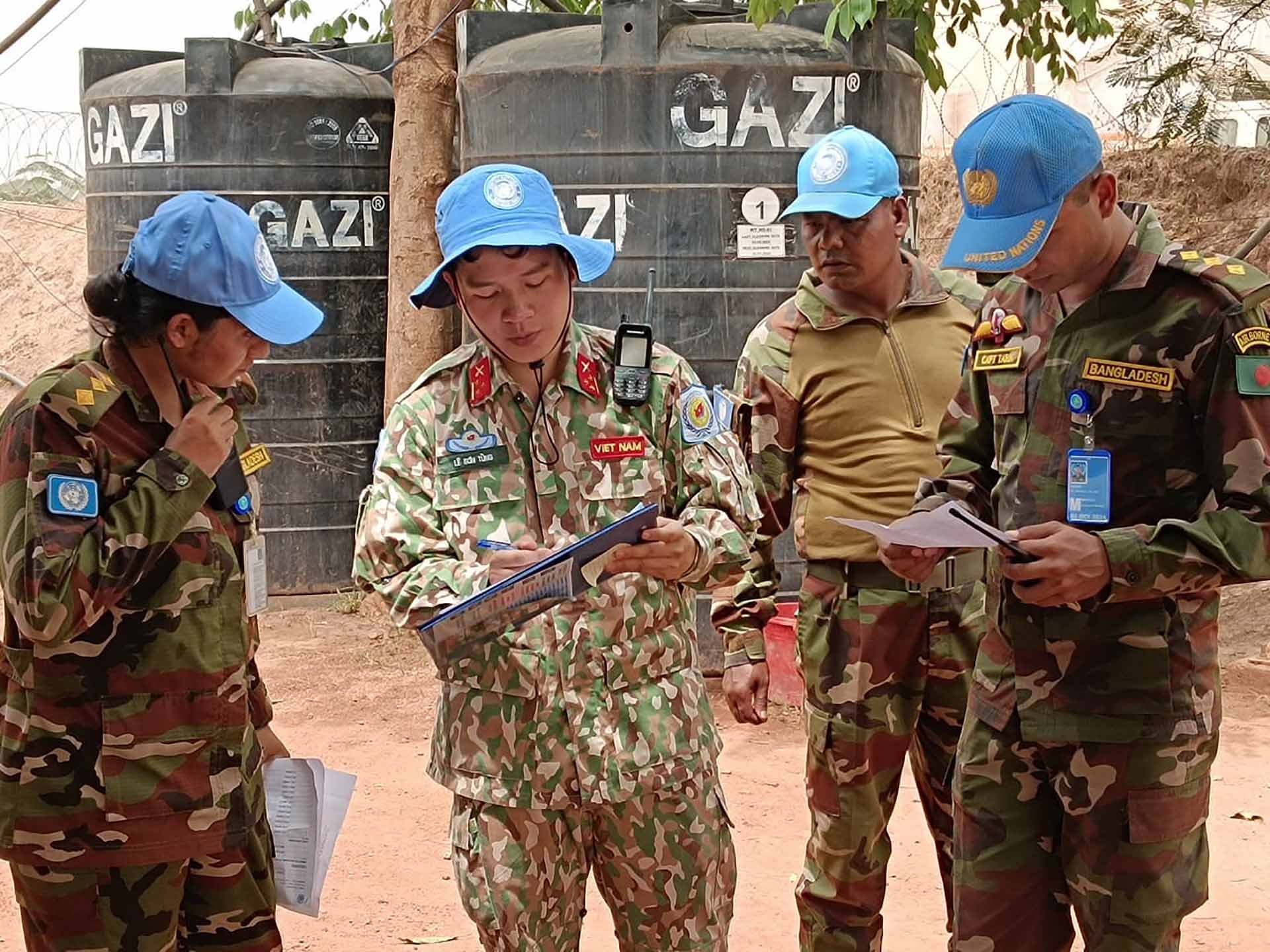 Thượng úy Sơn Tùng trong chuyến làm việc tại đơn vị Đặc công Bangladesh. (Nguồn: Cục GGHB Việt Nam)