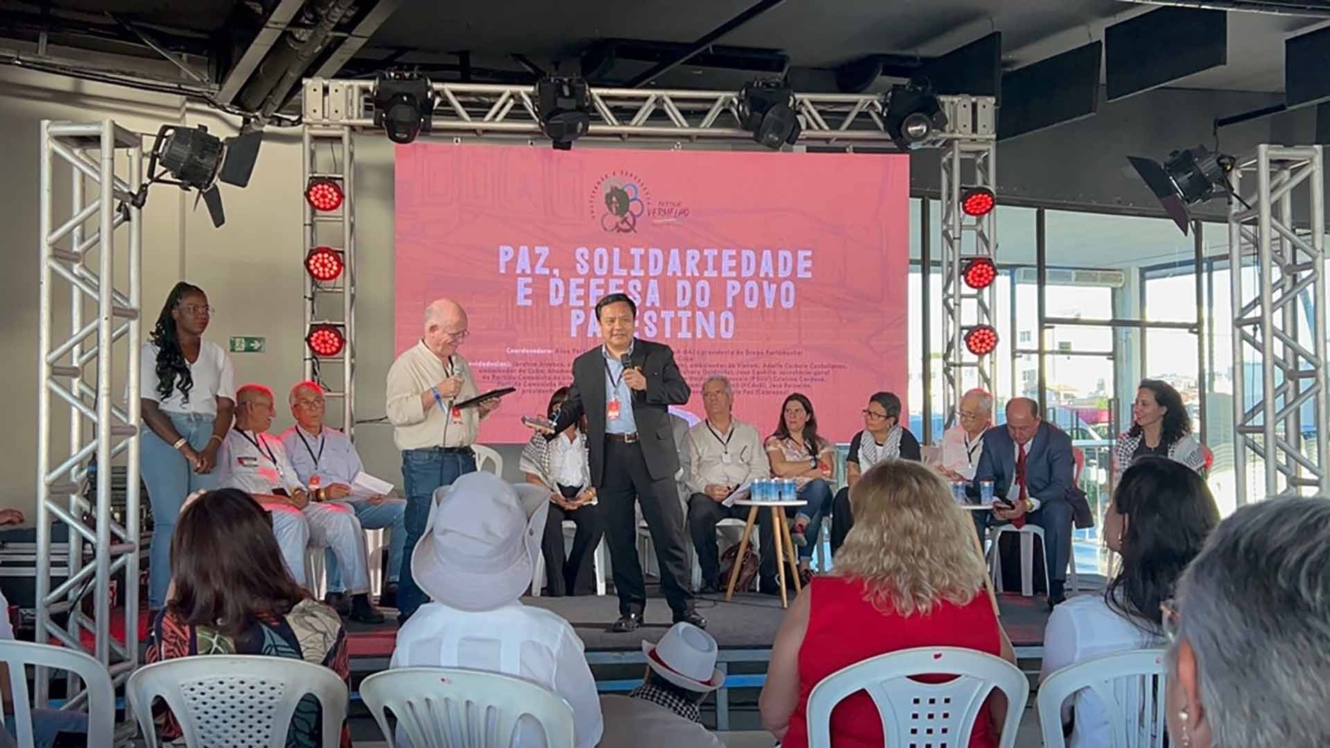 Đại sứ Bùi Văn Nghị tham dự Lễ hội Đỏ lần thứ 2 tại thành phố Salvador, Brazil
