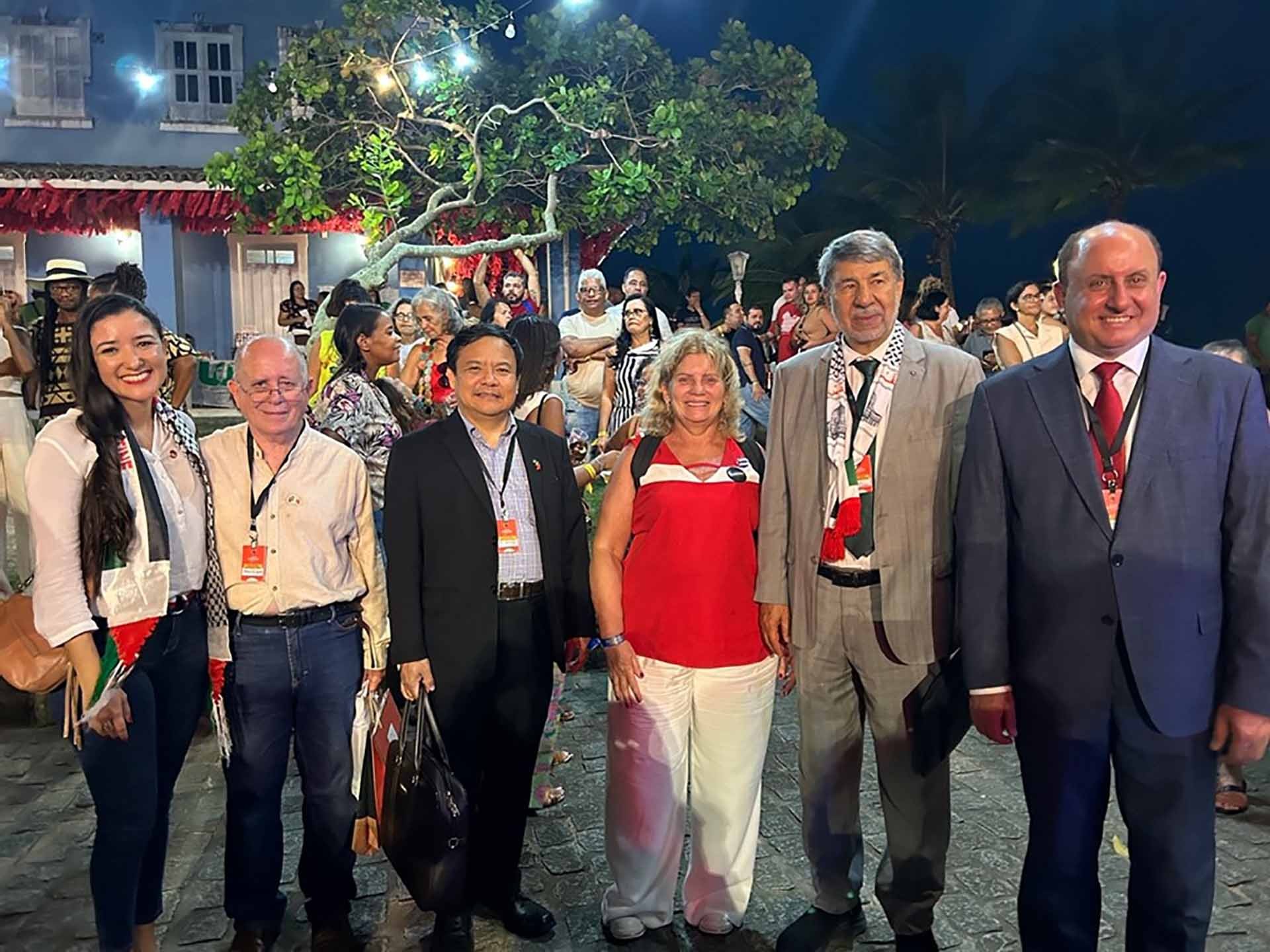Đại sứ Bùi Văn Nghị tham dự Lễ hội Đỏ lần thứ 2 tại thành phố Salvador, Brazil