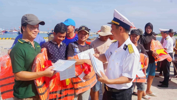 Đảo Trường Sa tuyên truyền cho ngư dân về chống khai thác thuỷ sản bất hợp pháp