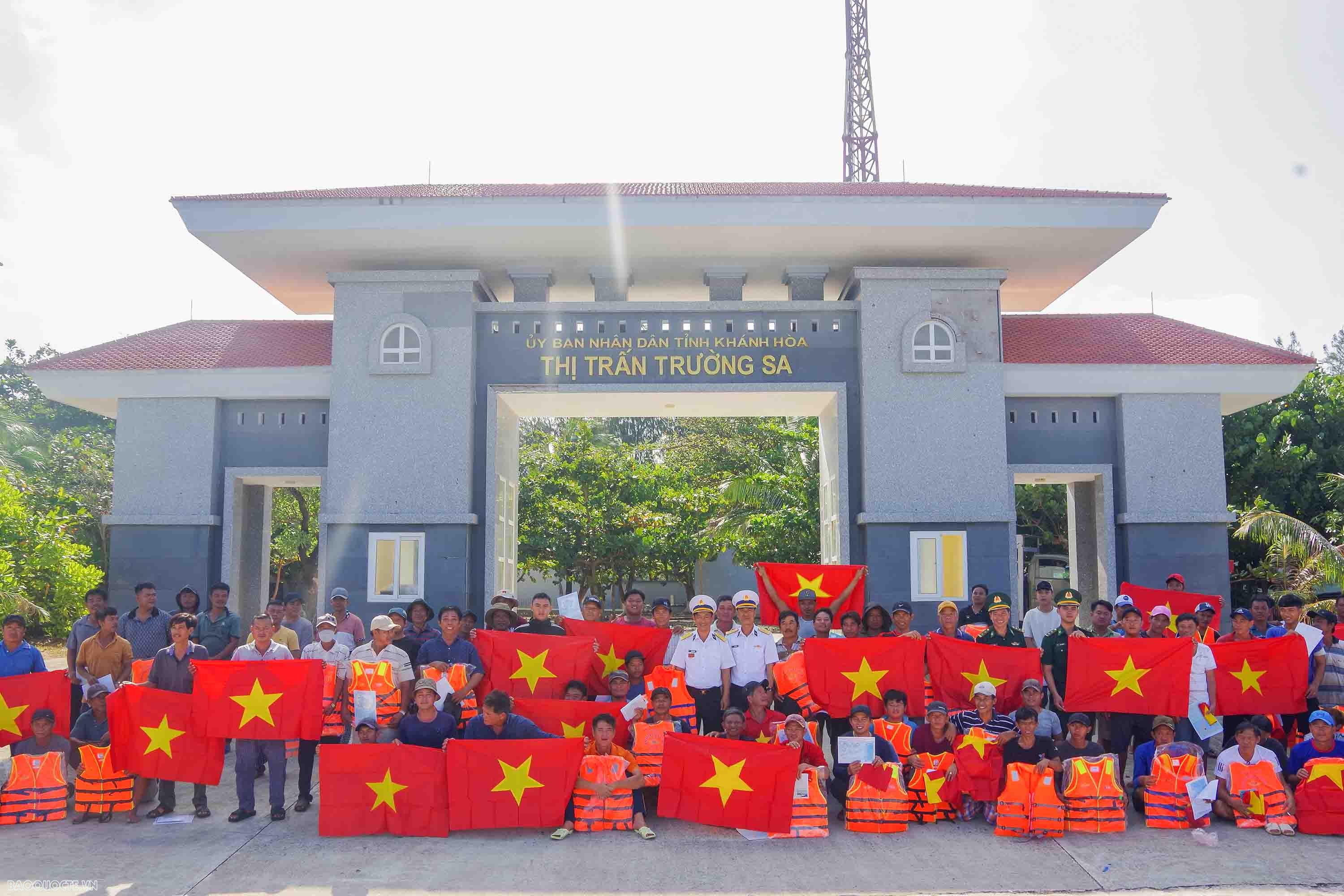 Đảo Trường Sa tuyên truyền về chống khai thác thuỷ sản bất hợp pháp cho ngư dân