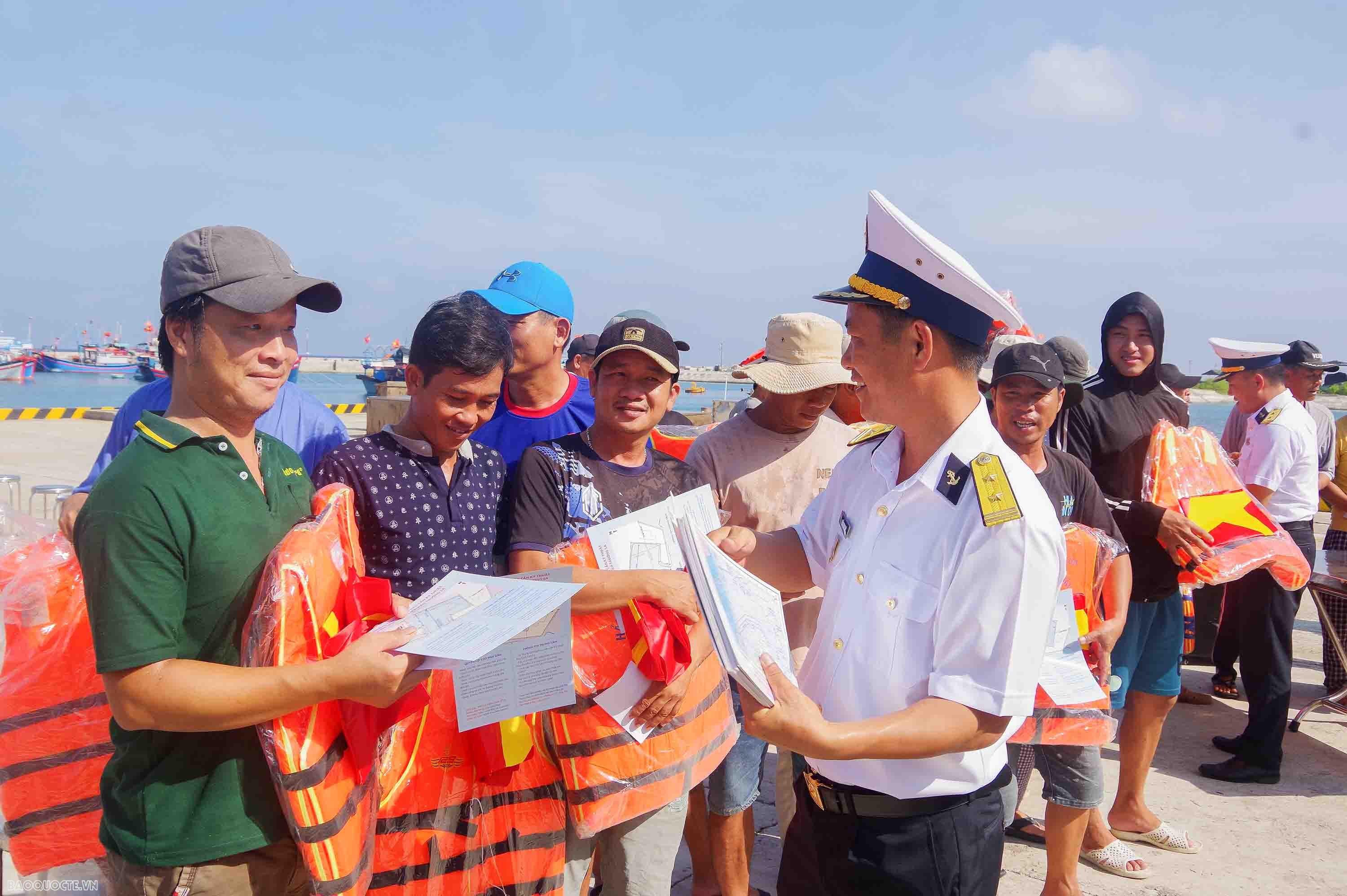 Đảo Trường Sa tuyên truyền về chống khai thác thuỷ sản bất hợp pháp cho ngư dân