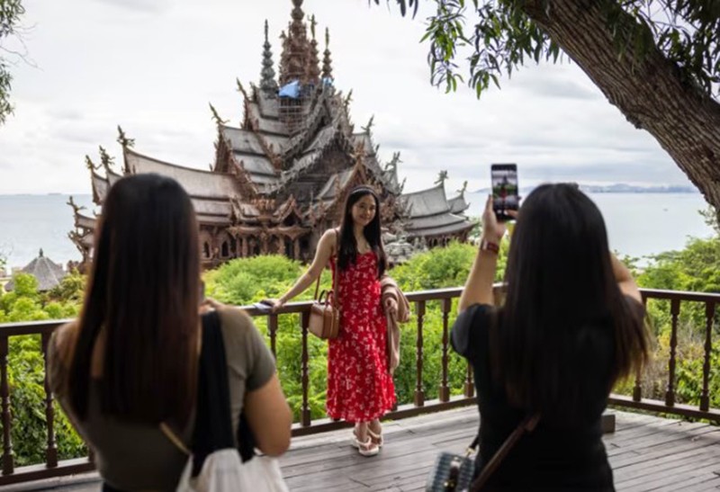 Du khách dừng lại chụp ảnh ở Pattaya, thành phố ven biển Thái Lan được nhiều du khách lựa chọn ghé thăm ở Bangkok. © Getty Images