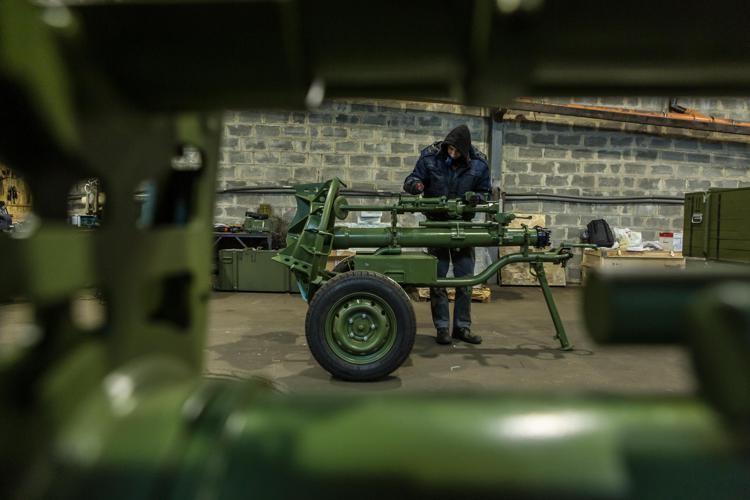 Thiếu hụt đạn dược trong xung đột với Nga, Ukraine tăng cường sản xuất vũ khí 'cây nhà lá vườn'