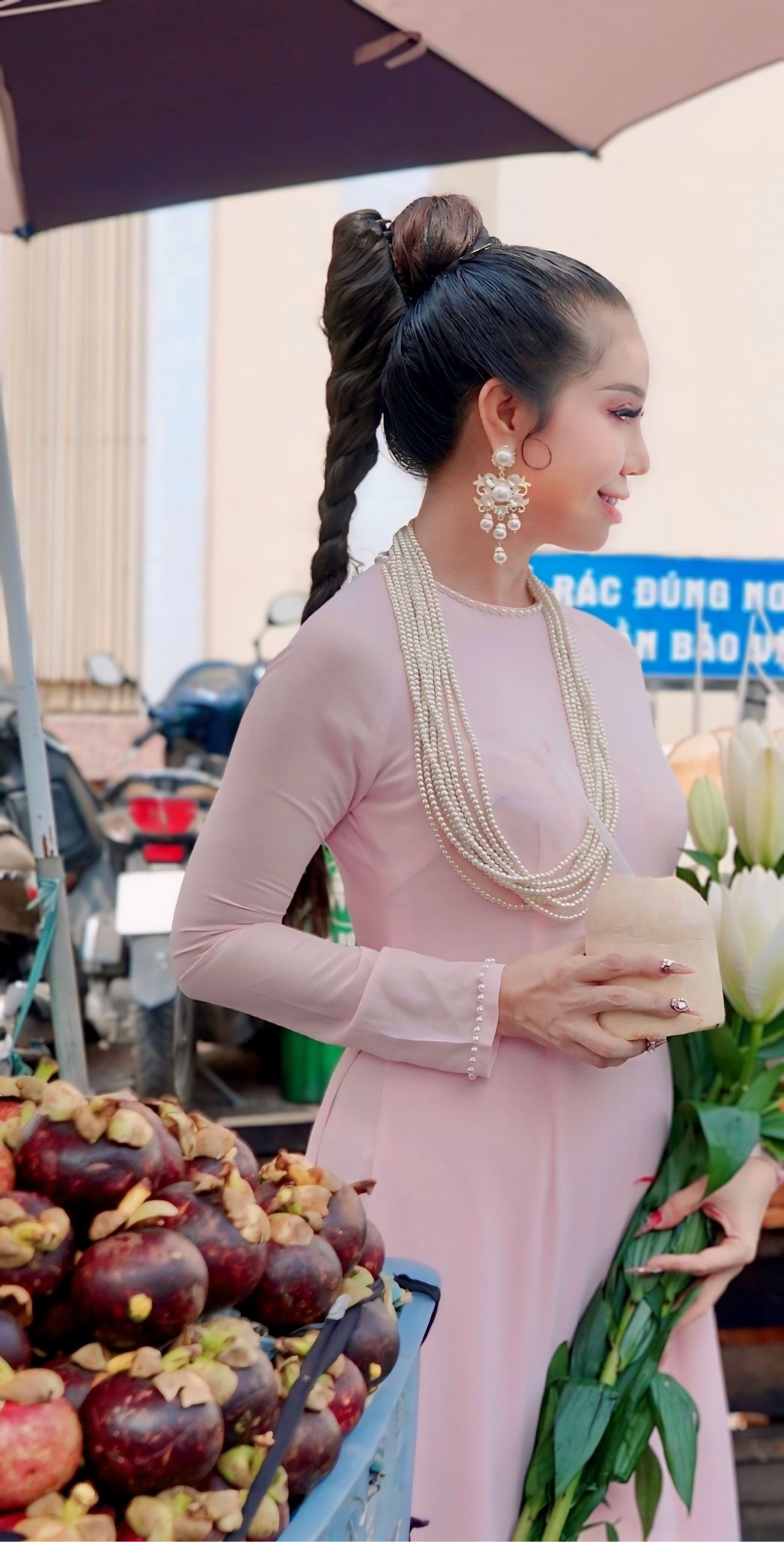 Hoa hậu Thanh Hằng duyên dáng trong áo dài 4 tà của NTK Tiến Trần