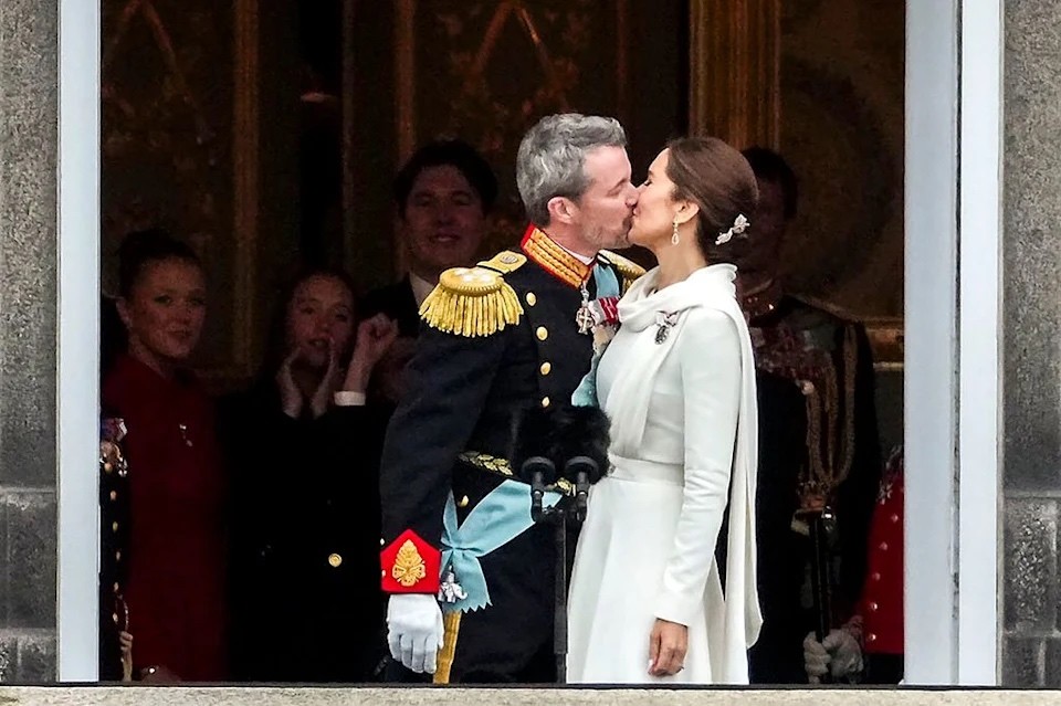 Những nụ hôn ngọt ngào hiếm hoi công khai của các thành viên hoàng gia
