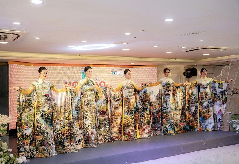 5 bộ trang phục trong BST “Về với cội nguồn” của NTK Thoa Trần được giới thiệu tại sự kiện họp báo.