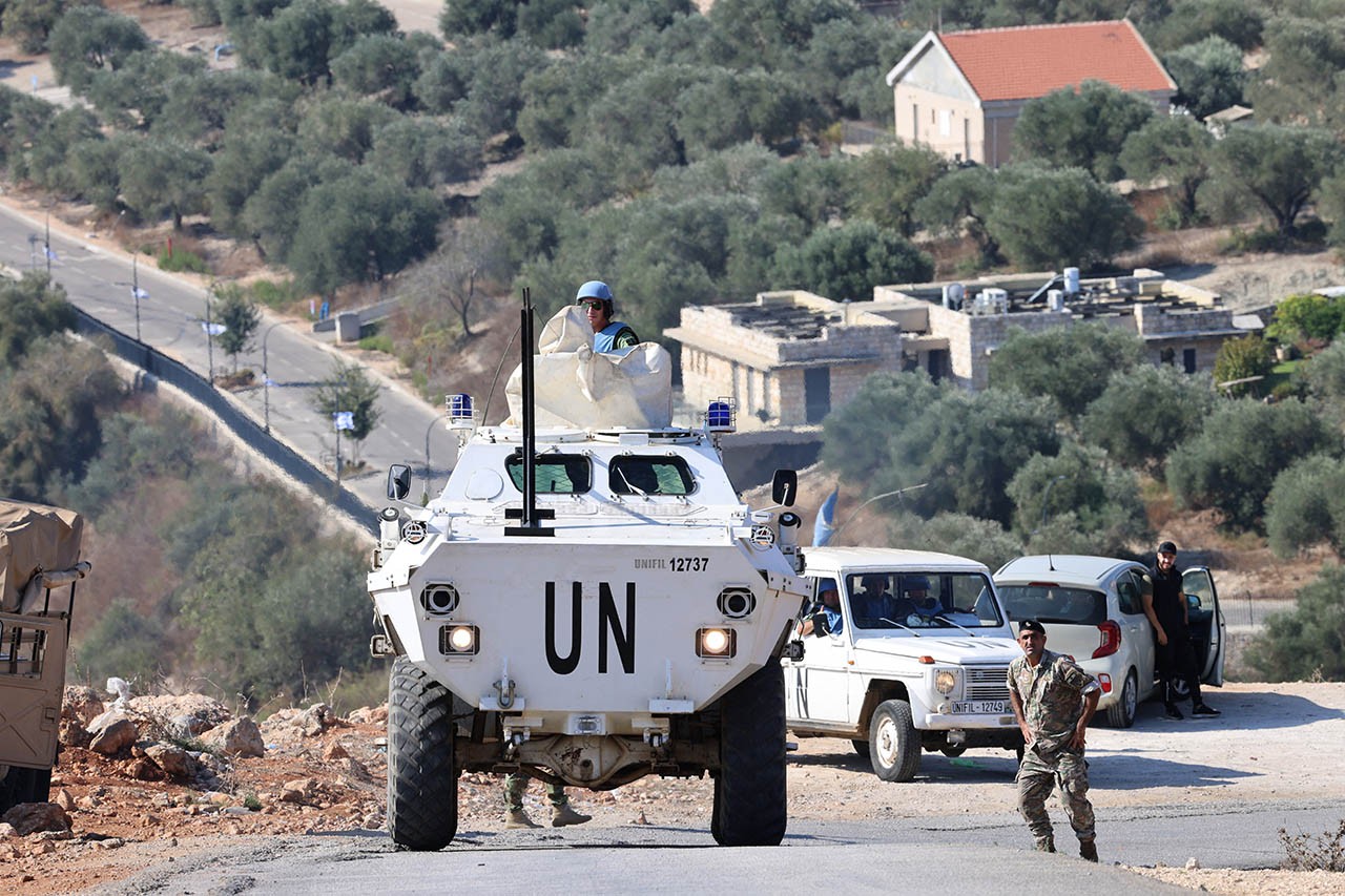 Đoàn xe chở nhân viên Liên hợp quốc bị tấn công ở Lebanon. (Nguồn: AFP)