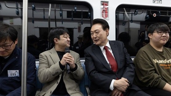 Hàn Quốc làm tàu điện ngầm để khuyến khích giới trẻ lập gia đình