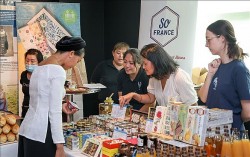 Gian hàng Việt Nam nổi bật tại Lễ hội ẩm thực Pháp ngữ ở Singapore