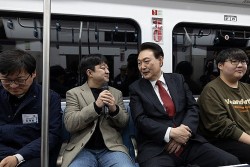Hàn Quốc làm tàu điện ngầm để khuyến khích giới trẻ lập gia đình