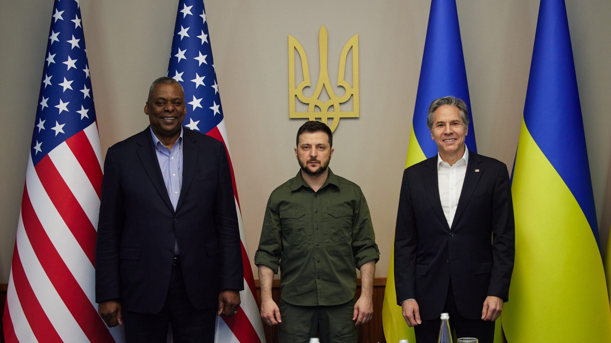 Tổng thống Ukraine Volodymyr Zelensky (C) gặp phái đoàn gồm Ngoại trưởng Hoa Kỳ Antony Blinken (phải) và Bộ trưởng Quốc phòng Hoa Kỳ Lloyd Austin vào ngày 24 tháng 4 năm 2022 tại Kyiv, Ukraine. (Văn phòng Báo chí Tổng thống Ukraine qua Getty Images)