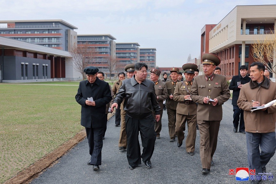 Chủ tịch Triều Tiên Kim Jong-un thị sát địa điểm xây dựng Trường huấn luyện cán bộ Trung ương của Đảng, ngày 31/1. (Nguồn: KCNA)