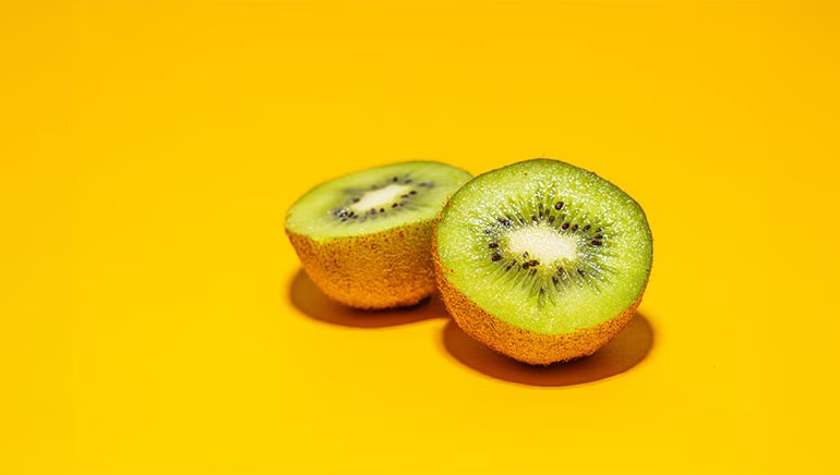 Bạn có biết kiwi thúc đẩy tiêu hóa? Nó chứa Actinidin, một loại enzyme hỗ trợ tiêu hóa đều đặn và giúp bạn thoát khỏi các vấn đề về tiêu hóa. Nó cũng cải thiện các triệu chứng như táo bón, các triệu chứng ở đường tiêu hóa trên (GI) như khó tiêu, khó chịu ở bụng và trào ngược axit.