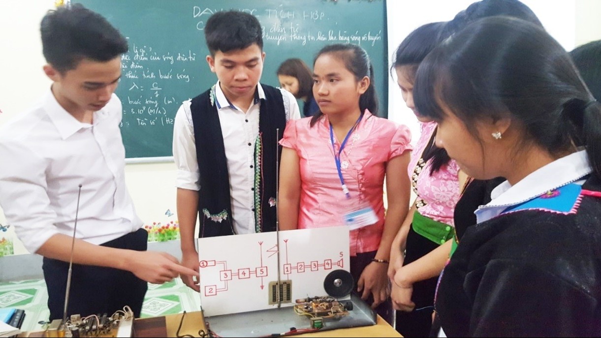 Người truyền cảm hứng cho học trò khám phá tri thức ở Điện Biên