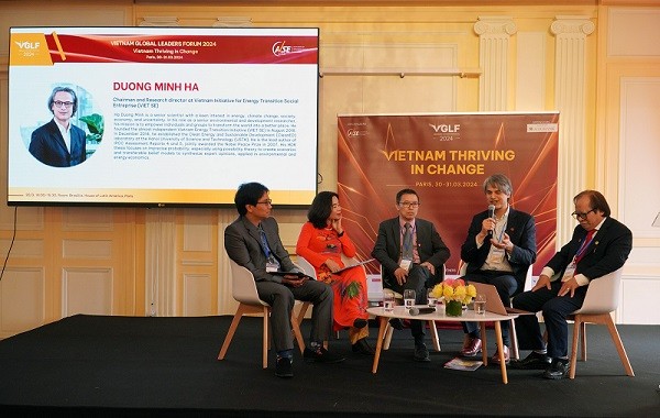 Các đại biểu tham dự cùng nhau kết nối, thảo luận, chia sẻ quan điểm xoay quanh việc đưa Việt Nam vững bước trên con đường phát triển nền kinh tế tri thức.