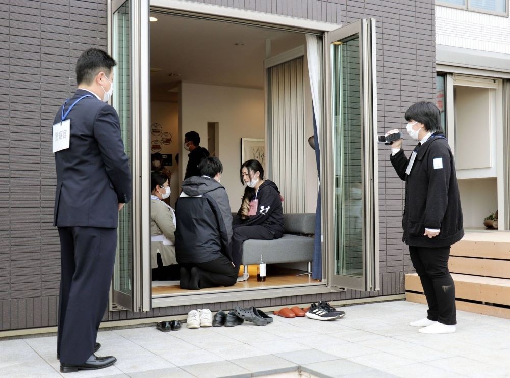 Nhân viên trung tâm tư vấn trẻ em và cảnh sát tổ chức một buổi đào tạo chung ở tỉnh Chiba vào tháng 11/2023. (Nguồn: Kyodo)